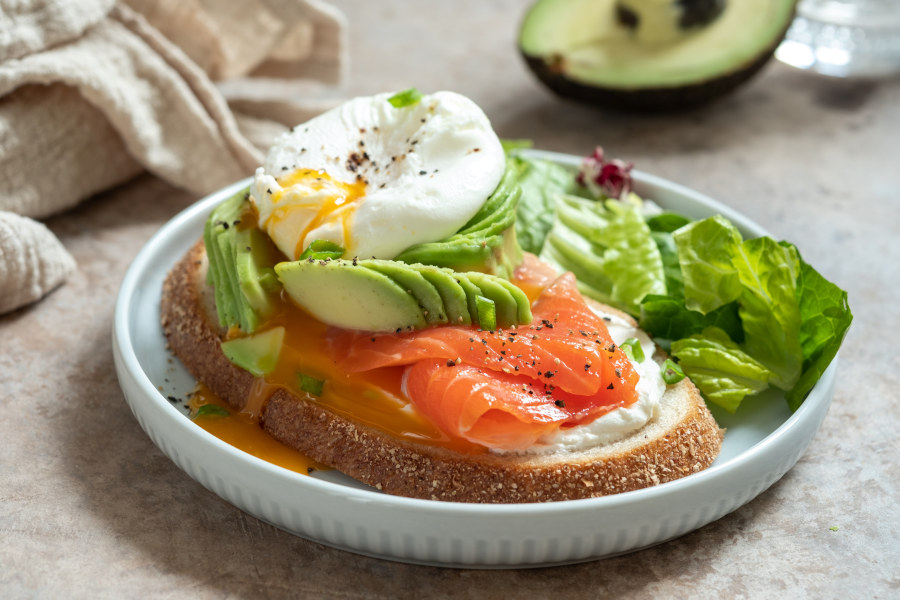 Desayuno saludable Salmón, aguacate y sándwich de huevo escalfado