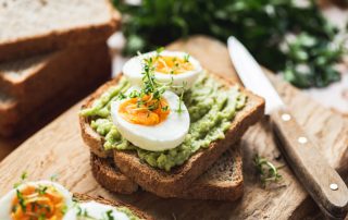 Desayuno tostadas con aguacate, huevo