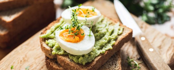 Desayuno tostadas con aguacate, huevo