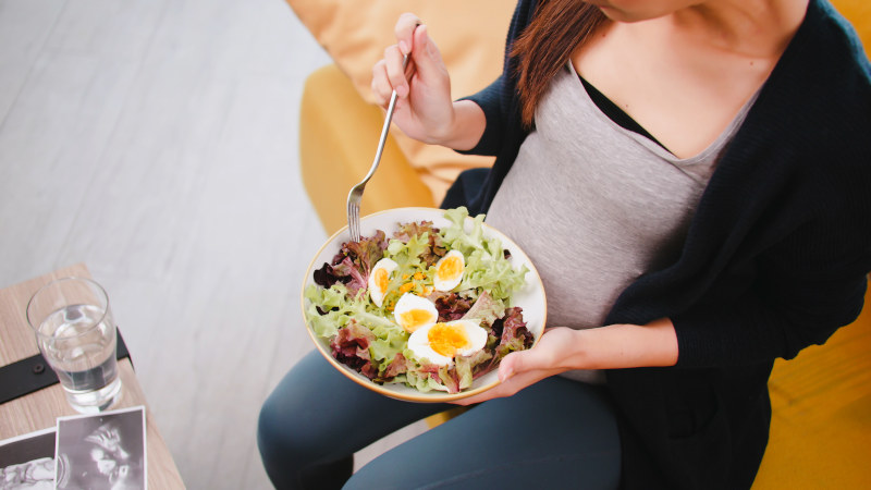 huevo fuente de proteína excelente mujer embarazada comiendo huevos