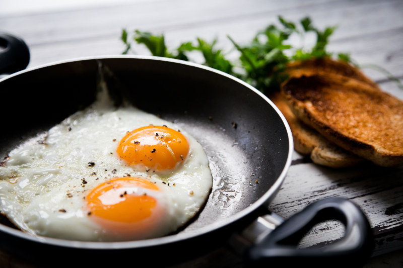 sarten con huevos fritos fuente de proteina