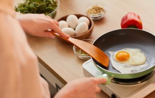 Huevo cocinado sartén