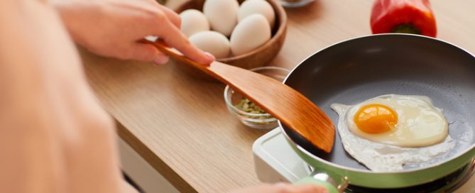 Huevo cocinado sartén