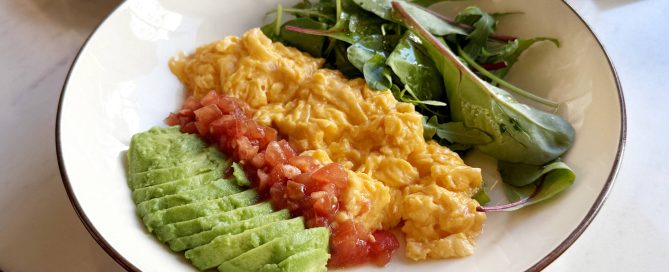 Huevos revueltos con aguacate y tomate