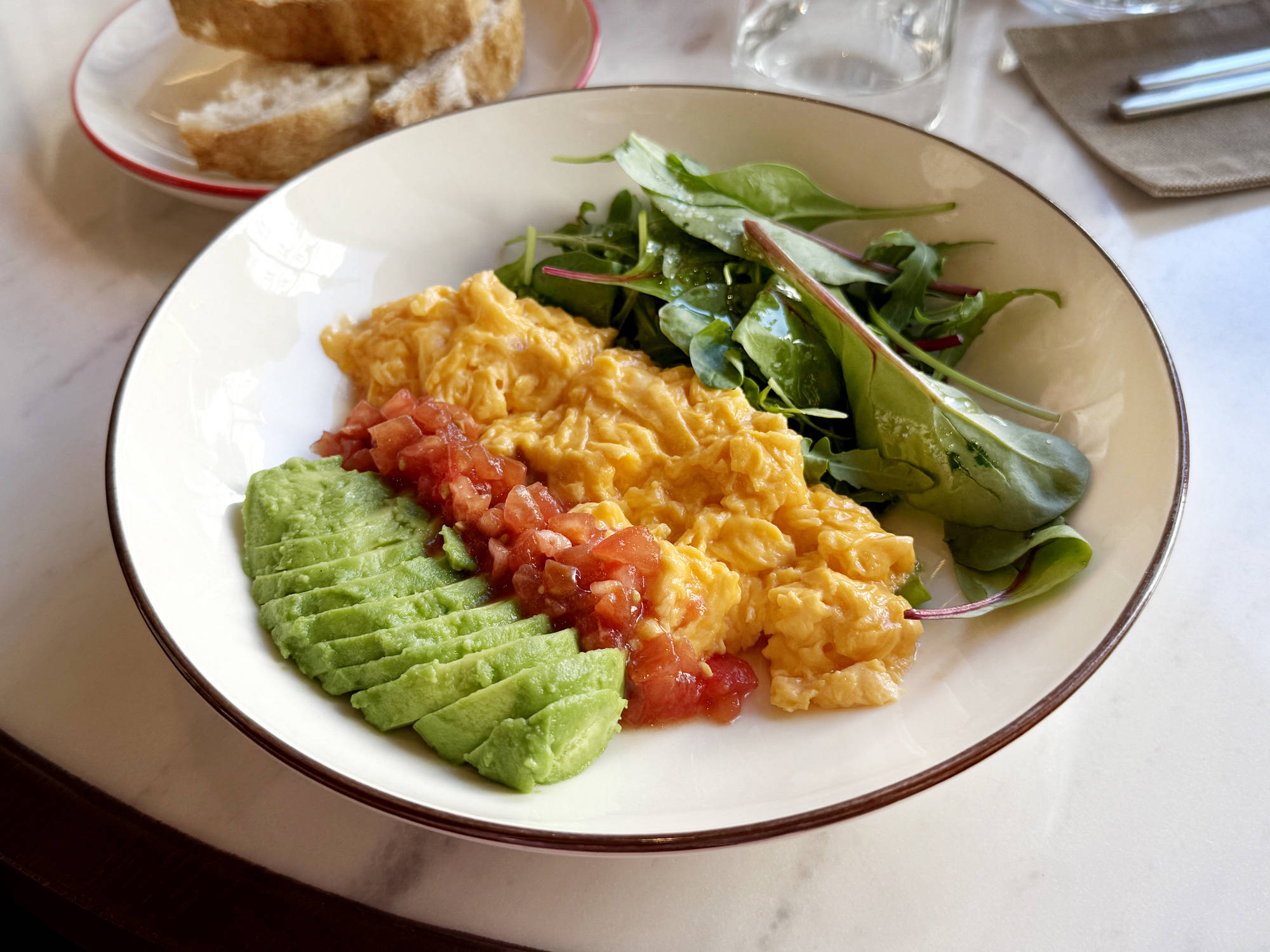 Huevos revueltos con aguacate y tomate