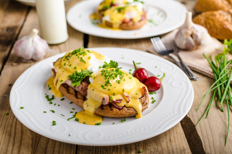 Huevos benedictinos con jamón ibérico